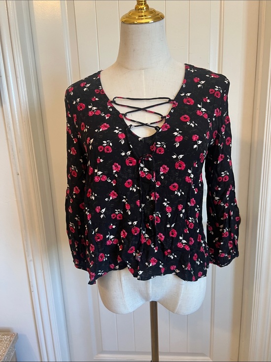 Forever 21 Tops - Forever 21 Women's Black Floral Lace-Up V-Neck Top